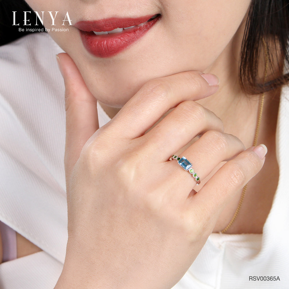 LENYA แหวนเงินแท้ 925 ชุปทองคำขาว ประดับพลอย สีฟ้า บลูโทแพซ(Blue Topaz) รูปทรงสี่เหลี่ยม ดูมีสไตล์ และเสริมแต่งด้วย สีเขียว โครม ไดออฟไซต์ (chrome Diopside)  เพิ่มความโดดเด่นอย่างสวยงาม