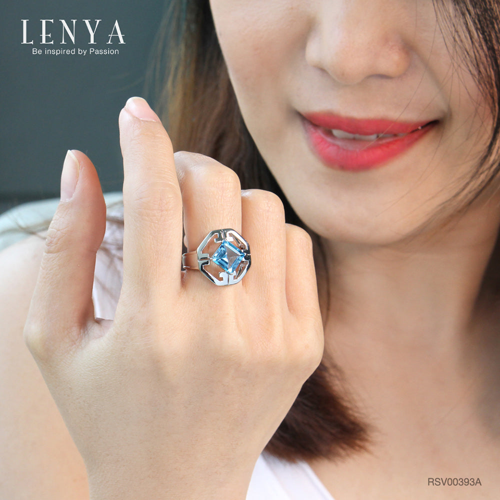 LENYA แหวนโทแพซ เงินแท้925 ชุบทองขาว ประดับเด่นด้วยพลอยสวิตซ์ บลู โทแพซ ( Swiss Blue Topaz ) รูปทรงสี่เหลี่ยม ดู โดเด่น กับดีไซน์ตัวเรือนที่ดูลงตัวเลอค่า ในคอเลคชั่น   product  champion