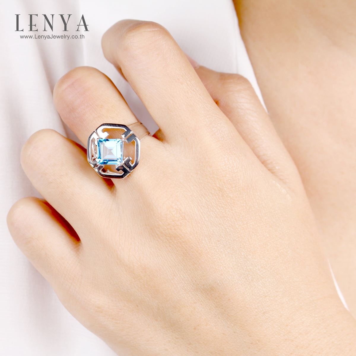LENYA แหวนโทแพซ เงินแท้925 ชุบทองขาว ประดับเด่นด้วยพลอยสวิตซ์ บลู โทแพซ ( Swiss Blue Topaz ) รูปทรงสี่เหลี่ยม ดู โดเด่น กับดีไซน์ตัวเรือนที่ดูลงตัวเลอค่า ในคอเลคชั่น   product  champion