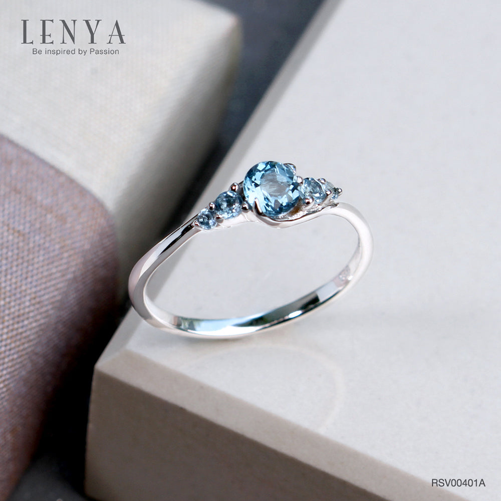 LENYA แหวนเงินแท้ 925 ชุปทองคำขาว ประดับด้วยพลอย สีฟ้า บลูโทแพซ( Blue Topaz) ดีไซต์ที่มาพร้อมกับความน่ารัก แสนหวาน สดใจร่าเริง ในสไตล์ เกาหลีญี่ปุ่น