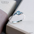 LENYA แหวนเงินแท้ 925 ชุปทองคำขาว ประดับด้วยพลอย สีฟ้า บลูโทแพซ( Blue Topaz) ดีไซต์ที่มาพร้อมกับความน่ารัก แสนหวาน สดใจร่าเริง ในสไตล์ เกาหลีญี่ปุ่น
