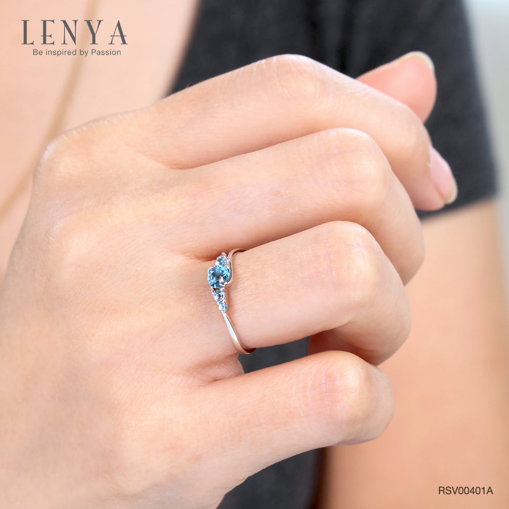 LENYA แหวนเงินแท้ 925 ชุปทองคำขาว ประดับด้วยพลอย สีฟ้า บลูโทแพซ( Blue Topaz) ดีไซต์ที่มาพร้อมกับความน่ารัก แสนหวาน สดใจร่าเริง ในสไตล์ เกาหลีญี่ปุ่น