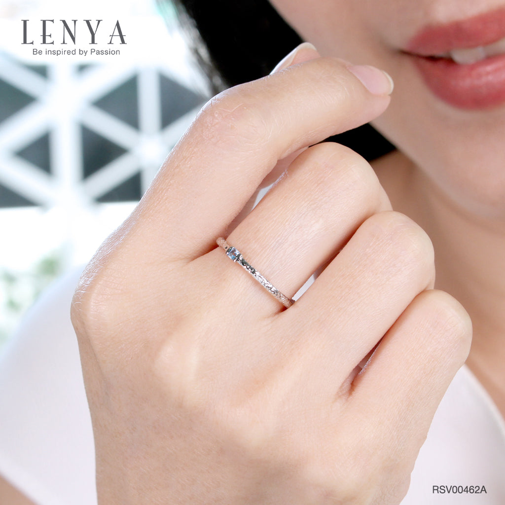 LENYA แหวนบลูโทแพซ (Blue Topaz) ตัวเรือนเงินแท้ชุบโรเดียม เพิ่มลวดลายบนตัวเรือนให้ดูเก๋ไก๋ สีฟ้าที่สดใสช่วยให้จิตใจสงบเยือกเย็น