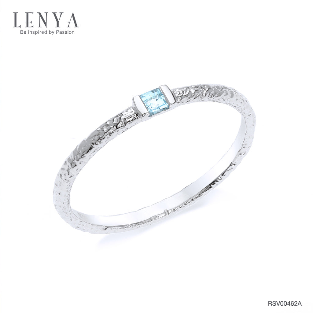LENYA แหวนบลูโทแพซ (Blue Topaz) ตัวเรือนเงินแท้ชุบโรเดียม เพิ่มลวดลายบนตัวเรือนให้ดูเก๋ไก๋ สีฟ้าที่สดใสช่วยให้จิตใจสงบเยือกเย็น