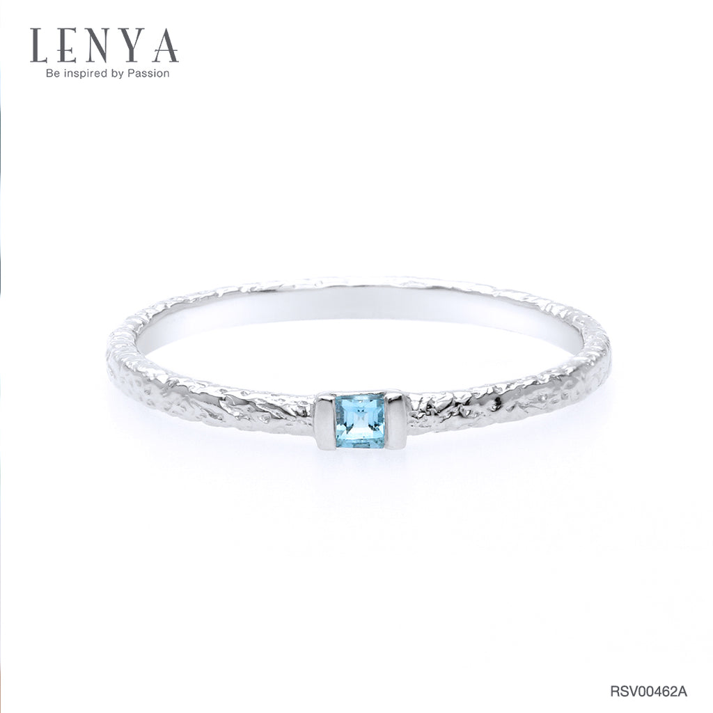 LENYA แหวนบลูโทแพซ (Blue Topaz) ตัวเรือนเงินแท้ชุบโรเดียม เพิ่มลวดลายบนตัวเรือนให้ดูเก๋ไก๋ สีฟ้าที่สดใสช่วยให้จิตใจสงบเยือกเย็น