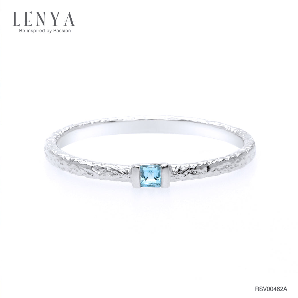 LENYA แหวนบลูโทแพซ (Blue Topaz) ตัวเรือนเงินแท้ชุบโรเดียม เพิ่มลวดลายบนตัวเรือนให้ดูเก๋ไก๋ สีฟ้าที่สดใสช่วยให้จิตใจสงบเยือกเย็น