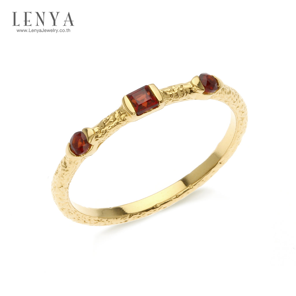LENYA แหวนเงินแท้ 925 ประดับพลอย โกเมน (garnet) เพิ่มลวดลายบนตัวเรือนให้ดูเก๋ไก๋  ตัวเรือนชุบทอง เสริมสร้างความมั่นใจด้วยเครื่องประดับจาก LenYa Jewelry