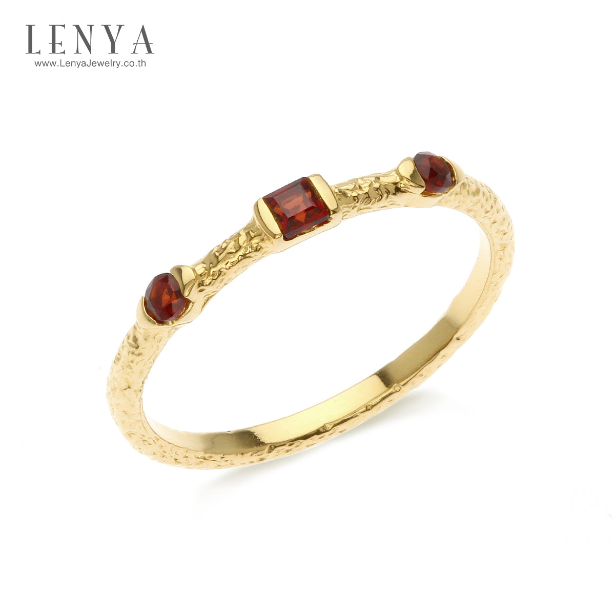 LENYA แหวนเงินแท้ 925 ประดับพลอย โกเมน (garnet) เพิ่มลวดลายบนตัวเรือนให้ดูเก๋ไก๋  ตัวเรือนชุบทอง เสริมสร้างความมั่นใจด้วยเครื่องประดับจาก LenYa Jewelry