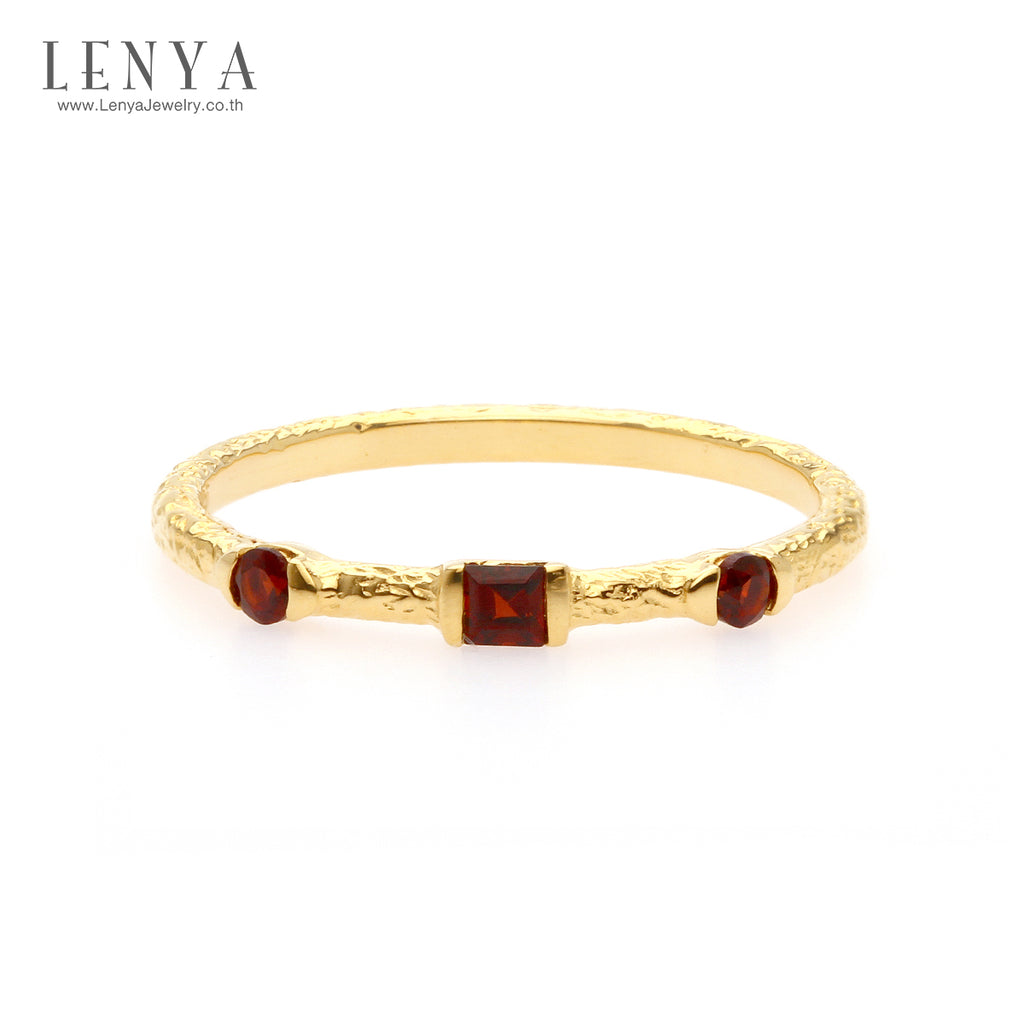 LENYA แหวนเงินแท้ 925 ประดับพลอย โกเมน (garnet) เพิ่มลวดลายบนตัวเรือนให้ดูเก๋ไก๋  ตัวเรือนชุบทอง เสริมสร้างความมั่นใจด้วยเครื่องประดับจาก LenYa Jewelry