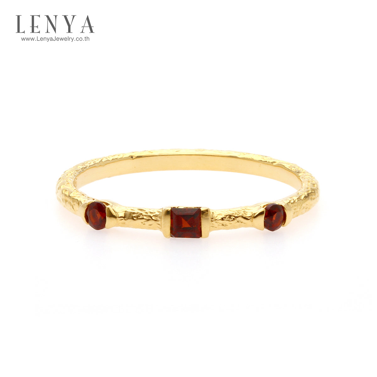 LENYA แหวนเงินแท้ 925 ประดับพลอย โกเมน (garnet) เพิ่มลวดลายบนตัวเรือนให้ดูเก๋ไก๋  ตัวเรือนชุบทอง เสริมสร้างความมั่นใจด้วยเครื่องประดับจาก LenYa Jewelry