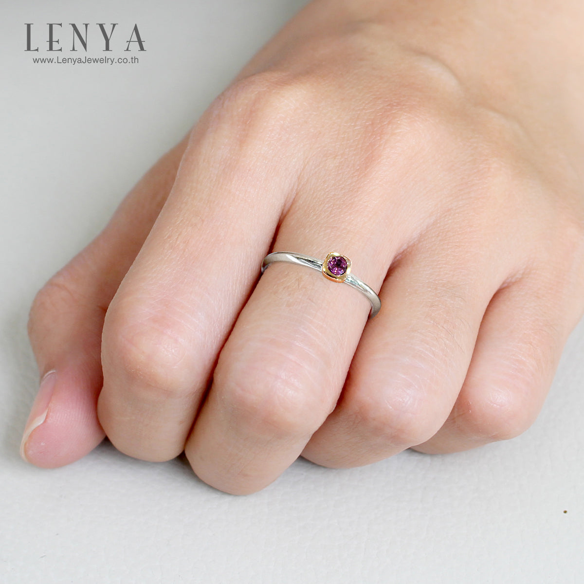 LENYA แหวนเงินแท้ ประดับพลอยสีม่วงอมแดง (Rhodolite) เม็ดเดี่ยว ชูความเก๋อย่างมีสไตล์ ตัวเรือนชุบ2ตัวเรือนชุบทองคำขาว และกระเปาะหุ้มพลอยชุบสีพิ้งโกล์ด