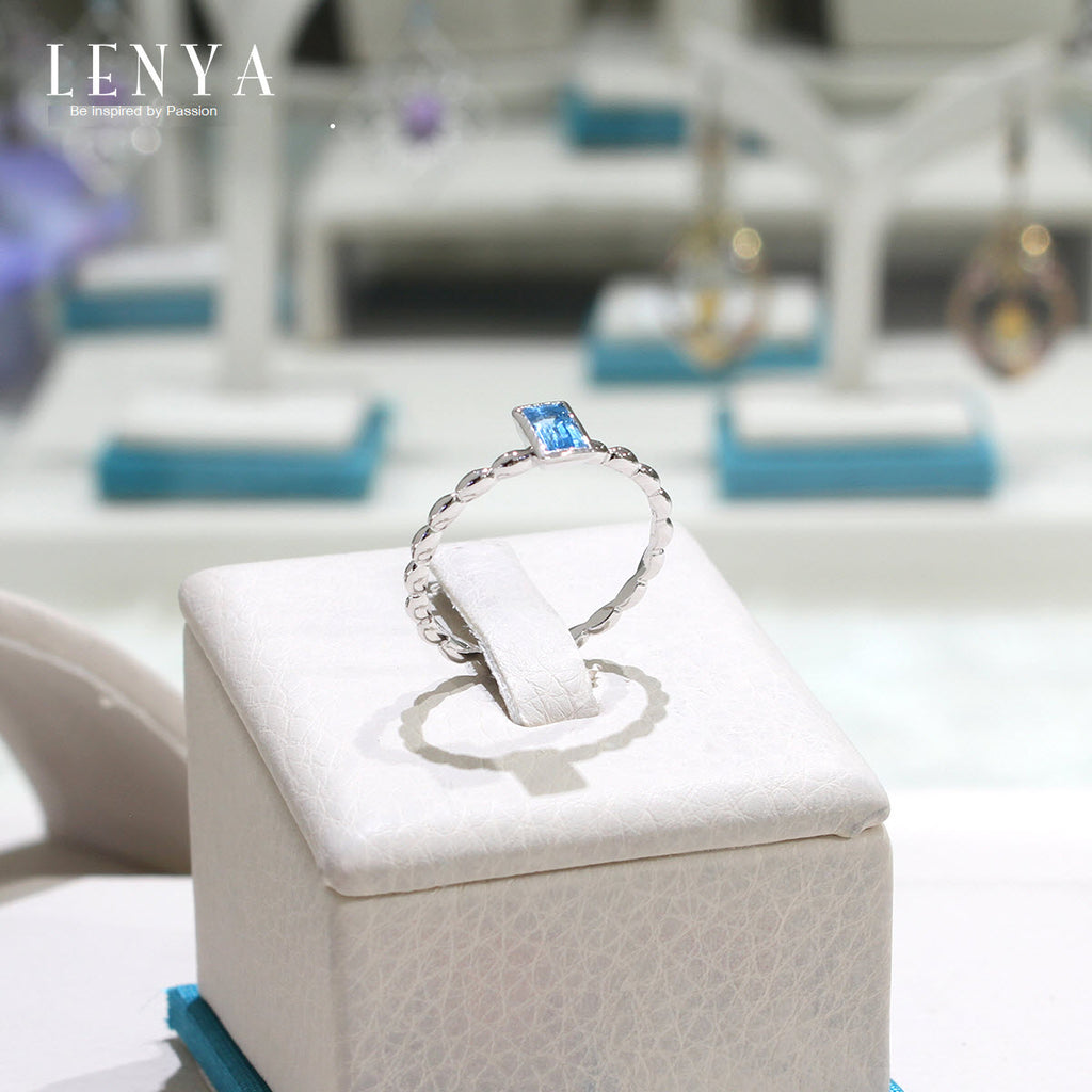 LENYA แหวนเงินแท้ ประดับพลอยบลูโทแพซสีฟ้า( Blue Topaz) ทรงสี่เหลี่ยม สวยเท่ห์อย่างมีสไตล์ ตัวเรือนชุบทองคำขาว
