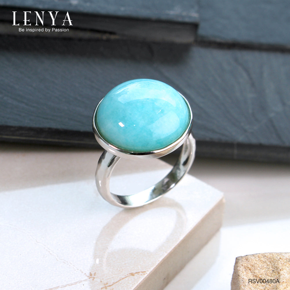 LENYA แหวนเงินแท้ประดับด้วยอะเมโซไนต์ ( Amazonite) เม็ดกลมใหญ่เจียระไนแบบหลังเบี้ย ดีไซน์เรียบเก๋ มีสไตล์ ตัวเรือนทำลวดลาย ดูทันสมัย ชุบด้วยทองขาว