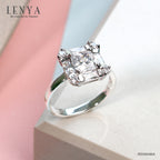 แหวนตัวเรือนเงินแท้ 925 ชุบทองขาว ประดับด้วย คิวบิกเซอร์โคเนีย (Cubic Zirconia) สีขาวสีเหลียมและกลม ดีไซน์เรียบหรู สวยงาม
