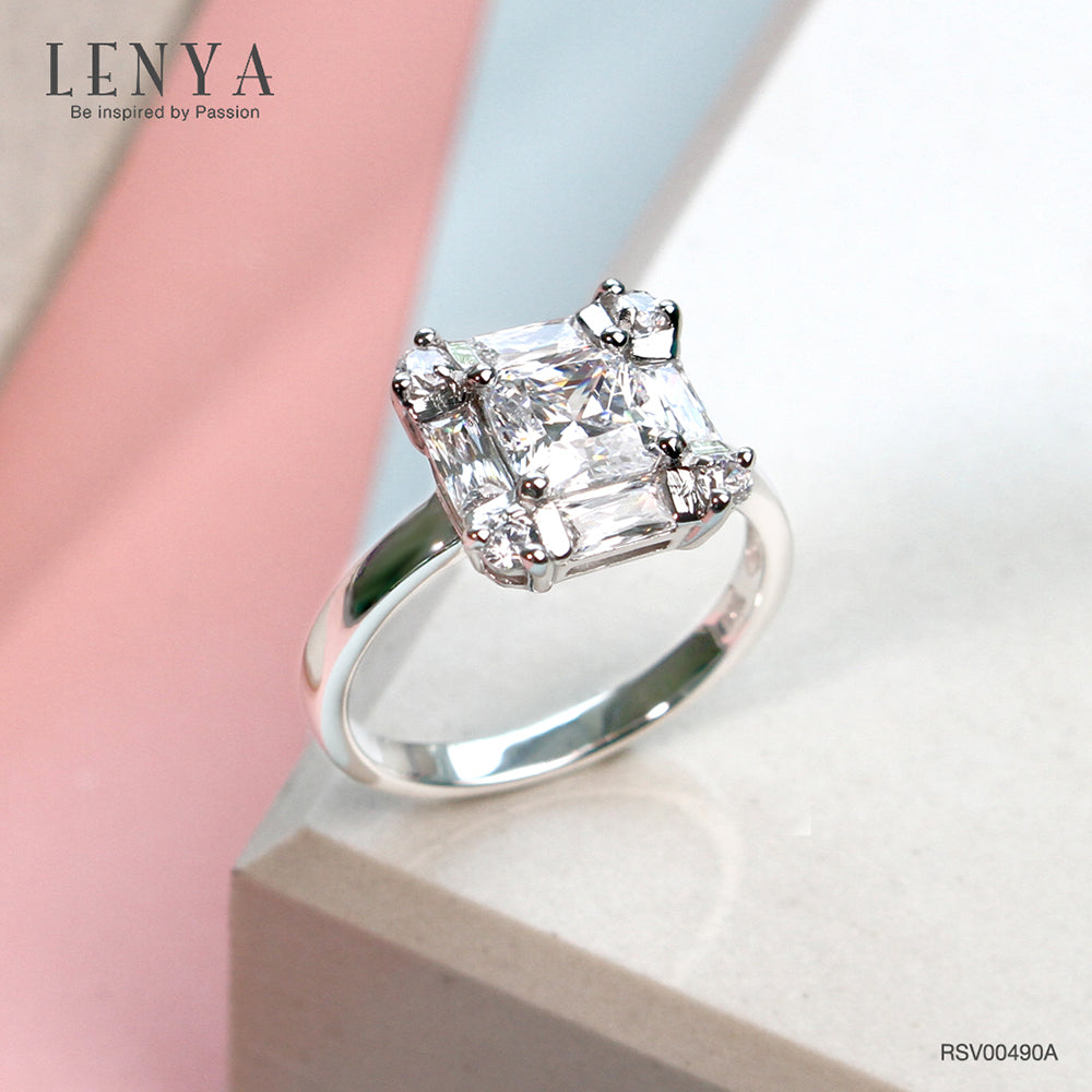 แหวนตัวเรือนเงินแท้ 925 ชุบทองขาว ประดับด้วย คิวบิกเซอร์โคเนีย (Cubic Zirconia) สีขาวสีเหลียมและกลม ดีไซน์เรียบหรู สวยงาม