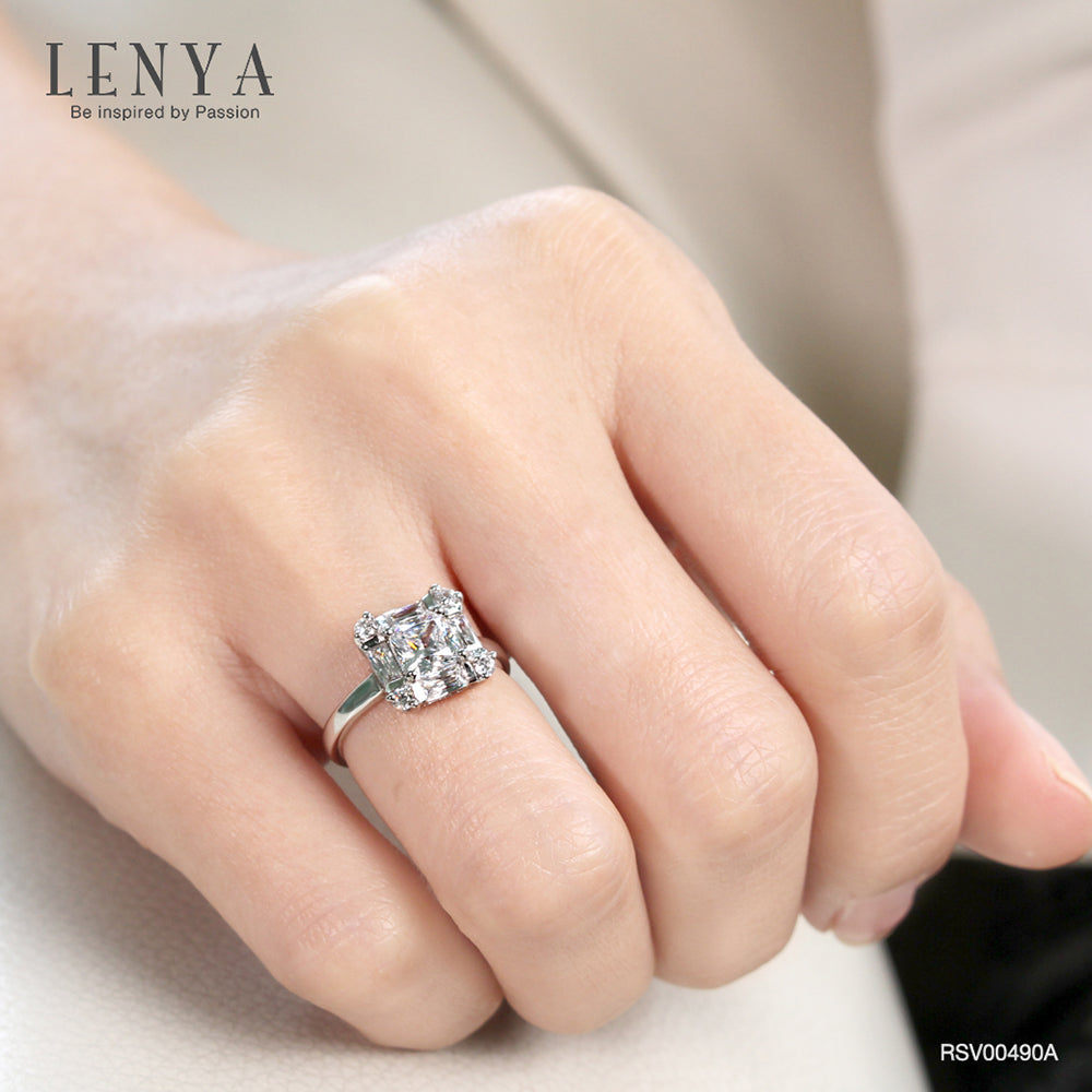 แหวนตัวเรือนเงินแท้ 925 ชุบทองขาว ประดับด้วย คิวบิกเซอร์โคเนีย (Cubic Zirconia) สีขาวสีเหลียมและกลม ดีไซน์เรียบหรู สวยงาม