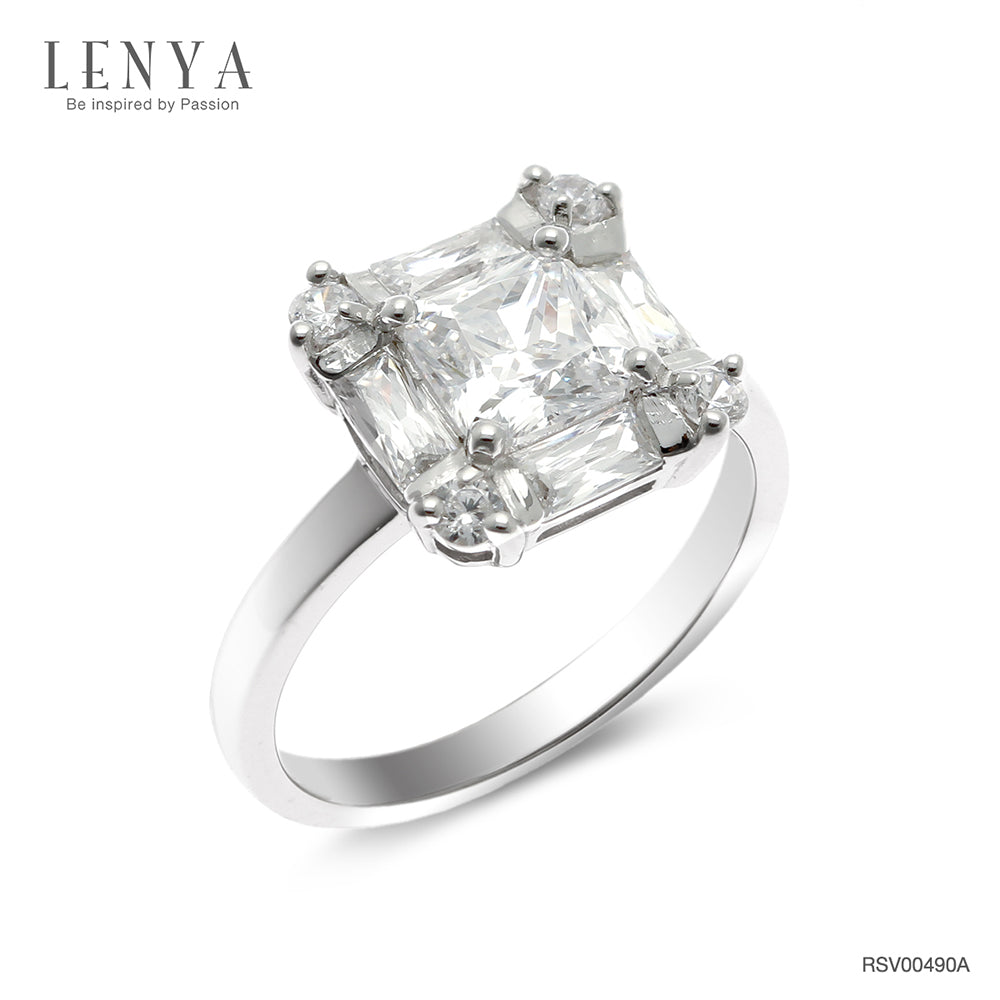แหวนตัวเรือนเงินแท้ 925 ชุบทองขาว ประดับด้วย คิวบิกเซอร์โคเนีย (Cubic Zirconia) สีขาวสีเหลียมและกลม ดีไซน์เรียบหรู สวยงาม
