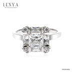 แหวนตัวเรือนเงินแท้ 925 ชุบทองขาว ประดับด้วย คิวบิกเซอร์โคเนีย (Cubic Zirconia) สีขาวสีเหลียมและกลม ดีไซน์เรียบหรู สวยงาม
