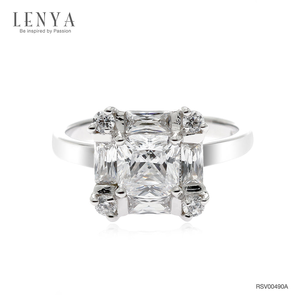 แหวนตัวเรือนเงินแท้ 925 ชุบทองขาว ประดับด้วย คิวบิกเซอร์โคเนีย (Cubic Zirconia) สีขาวสีเหลียมและกลม ดีไซน์เรียบหรู สวยงาม