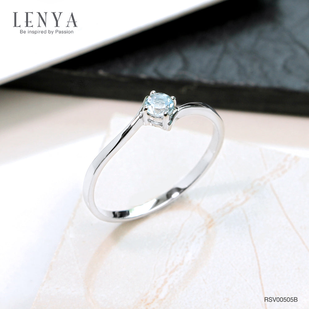 แหวนบลูโทแพซ(Blue Topaz)  สีฟ้า ดีไซน์น่ารักแต่เก๋ไก๋ ตัวเรือนชุบทองคำขาว (Rhodium) สวยเข้ากับทุกคน ใครใส่ก็สวย