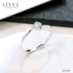 แหวนบลูโทแพซ(Blue Topaz)  สีฟ้า ดีไซน์น่ารักแต่เก๋ไก๋ ตัวเรือนชุบทองคำขาว (Rhodium) สวยเข้ากับทุกคน ใครใส่ก็สวย