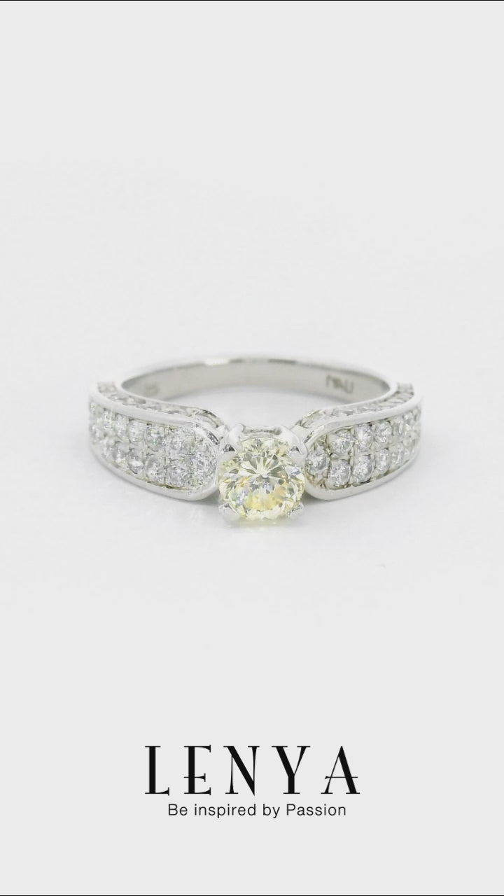 LENYA แหวน เพชร DiamondLike เม็ดกลางสีแฟนซี มาพร้อม Cubic Zirconia หลายเม็ดประดับบนตัวเรือน ที่พร้อมจะสะท้อนความโดดเด่นในตัวคุณ ตัวเรือนทำจากเงินแท้ชุบทองคำขาวเกรดพรีเมี่ยม