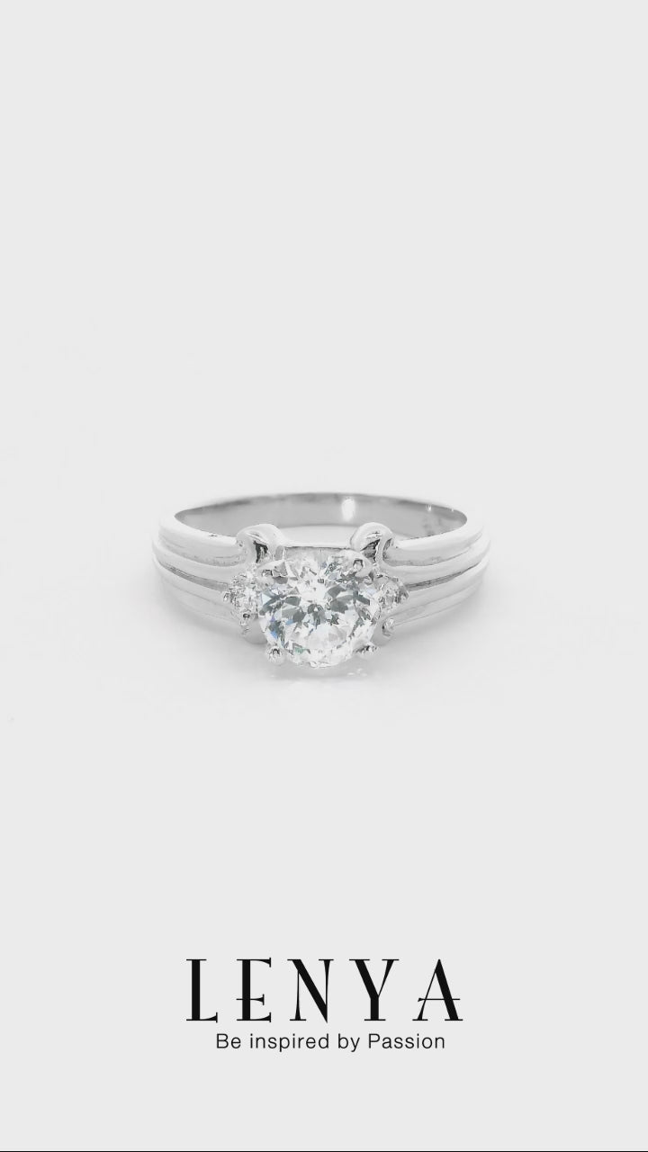 LENYA แหวน DiamondLike เม็ดใหญ่ใจกลางเรือน เรียบหรูมีระดับประดับด้วย Cubic Zirconia ตัวเรือนทำจากเงิกแท้ ชุบด้วยทองคำขาวสว่างทุกองศา สะกดทุกสายตา