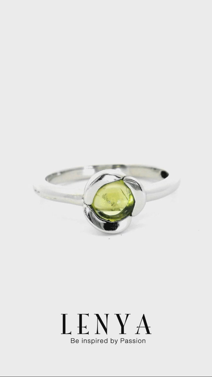 LENYA แหวนพลอยเพอริดอท (Peridot) พลอยหลังเบี้ย ปกป้องคุ้มครองเสริมสิริมงคล ความโชคดี นำพาความเจริญรุ่งเรืองในชีวิต หัวแหวนดีไซน์เป็นกลีบดอกไม้ ตัวเรือนเงินแท้ชุบทองคำขาว