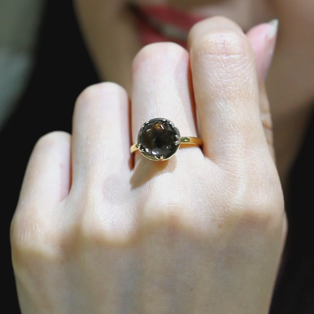 LENYA แหวนพลอยสโมคกี้ควอร์ซ (Smoky Quartz) สีน้ำตาล เสริมอำนาจบารมี ช่วยกระตุ้นพลังความกระตือรือร้นในการทำงาน ให้งานบรรลุความสำเร็จ ตัวเรือนเงินแท้ชุบทองคำ