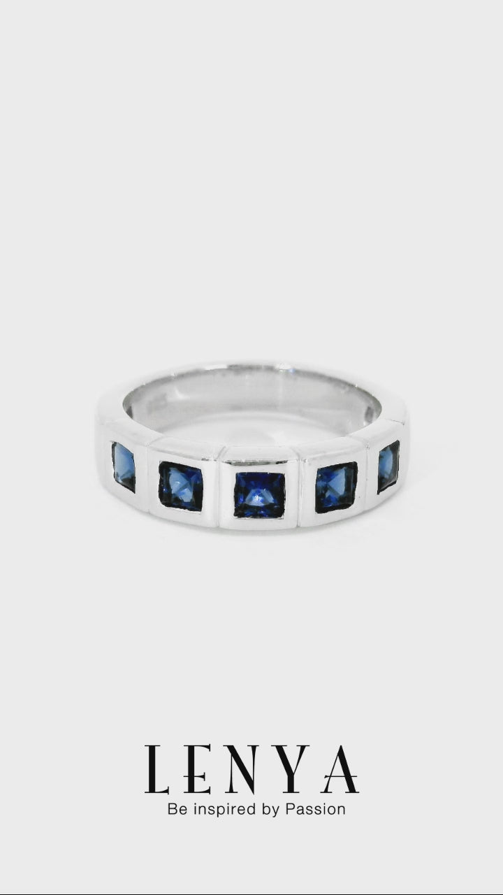 LENYA แหวน LENYA ETERNAL ประดับด้วย SWAROVSKI ZIRCONIA รูปทรงสีเหลี่ยมสีน้ำเงิน ดีไซน์รูปแบบเฉพาะสวมใส่ได้ทั้งชายหญิง บนตัวเรือนเงินแท้ชุบทองคำขาว