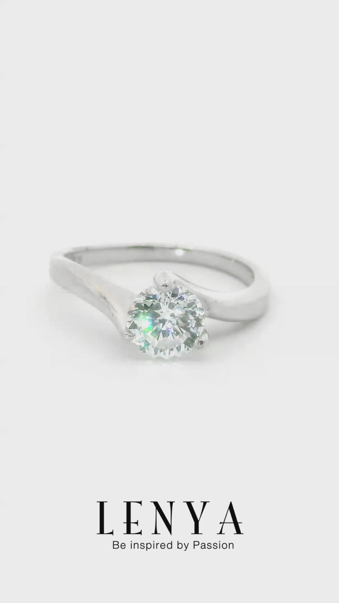 LENYA แหวน CZ จาก SWAROVSKI เสริมบุคลิกความหรูหรา ขนาด 6.5 มิล ตัวเรือนเงินแท้925 ชุบทองคำขาว