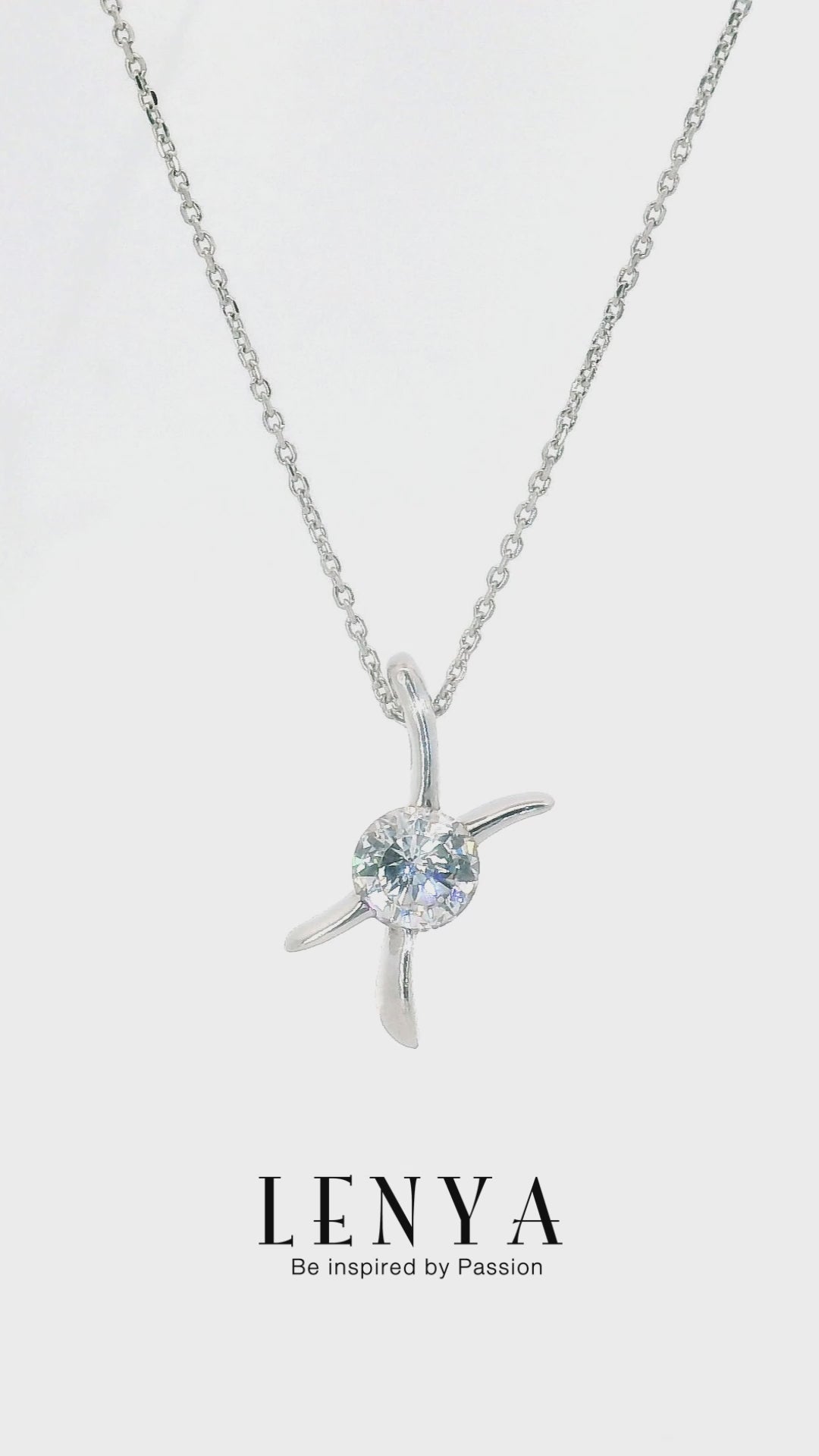 LENYA จี้เพชร DiamondLike 1 กะรัต ดีไซน์รูปตัว X เอกลักษณ์ที่ไม่ซ้ำใคร ตัวเรือนเงินแท้ชุบทองคำขาว