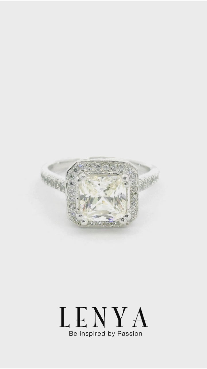 LENYA แหวน เพชร DiamondLike สีแฟนซี ประดับด้วย Cubic Zirconia เม็ดเล็ก 103 เม็ดล้อมรอบเพชรกลาง และตามตัวเรือนอย่างสวยงาม ตัวเรือนทำจากเงินแท้ชุบทองคำขาวสีสว่างใส ผสมผสานกับการดีไซน์แบบอิตาลี่